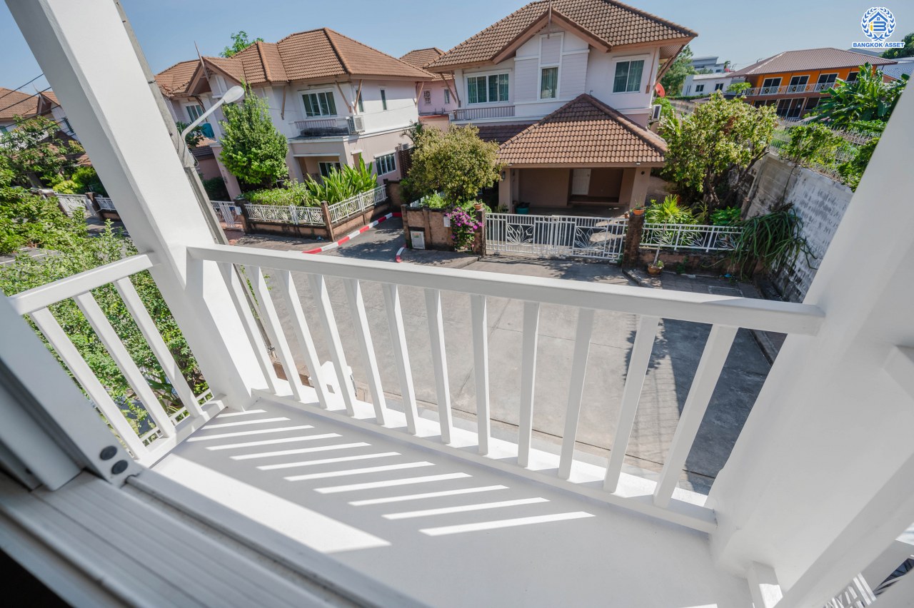 บ้านมือสองตกแต่งใหม่ โครงการ ปริญญดา เกษตร-นวมินทร์ หลังมุม เนื้อที่ 40.5 ตร.ว. ฟังก์ชัน 3 ห้องนอน 3 ห้องน้ำ 2 ที่จอดรถ บ้านทำเลเมือง การเดินทางสะดวกเชื่อมต่อถนนประเสริฐมนูกิจ ถนนรามอินทรา ถนนพหลโยธิน ใกล้เซ็นทรัล อีสต์วิลล์ โรงเรียนเลิศหล้า และใกล้จุดขึ้นทางด่วน "ฉลองรัช"